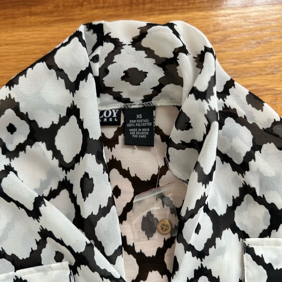 Patterned button down blouse - Picture 2 of 2